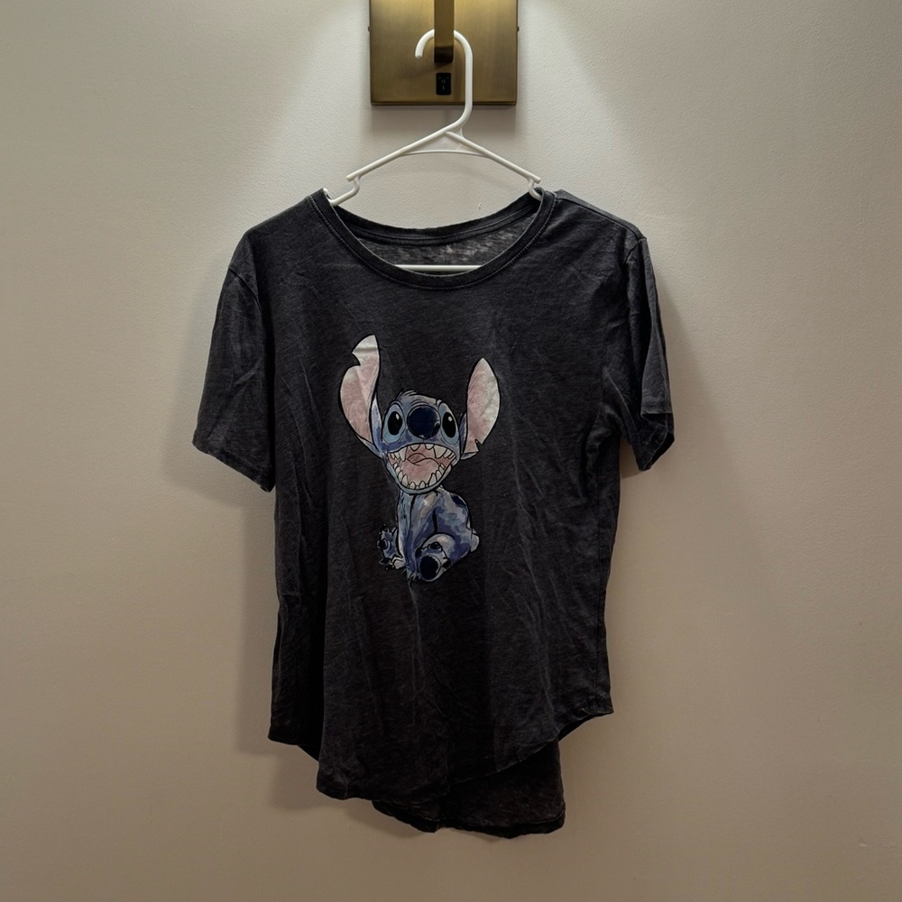 Super cute collectible Disney lilo and stitch shirt